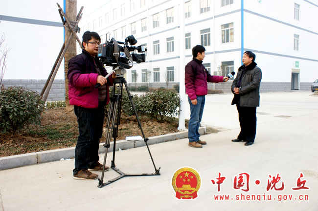 河南电视台大型时评栏目 《三十二谈映象版》摄制组走进沈丘